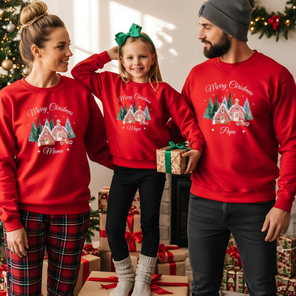 Personalisierter Weihnachtspullover Familie mit verschneitem Weihnachtsdorf, roten Häusern, Tannenwald und nostalgischem Truck – festliches Design mit „Merry Christmas“-Schriftzug. Familienoutfit Weihnachten für Eltern, Kinder & Babys im Partnerlook. Ideal als personalisiertes Weihnachtsgeschenk, Geschwister-Outfit, für Heiligabend, Familienfotos oder als Matching Look. Hochwertig bedruckt, kuschelig und mit Namen individualisierbar – für unvergessliche Weihnachtsmomente.