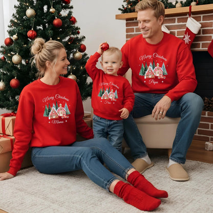 Personalisierter Weihnachtspullover Familie mit verschneitem Weihnachtsdorf, roten Häusern, Tannenwald und nostalgischem Truck – festliches Design mit „Merry Christmas“-Schriftzug. Familienoutfit Weihnachten für Eltern, Kinder & Babys im Partnerlook. Ideal als personalisiertes Weihnachtsgeschenk, Geschwister-Outfit, für Heiligabend, Familienfotos oder als Matching Look. Hochwertig bedruckt, kuschelig und mit Namen individualisierbar – für unvergessliche Weihnachtsmomente.