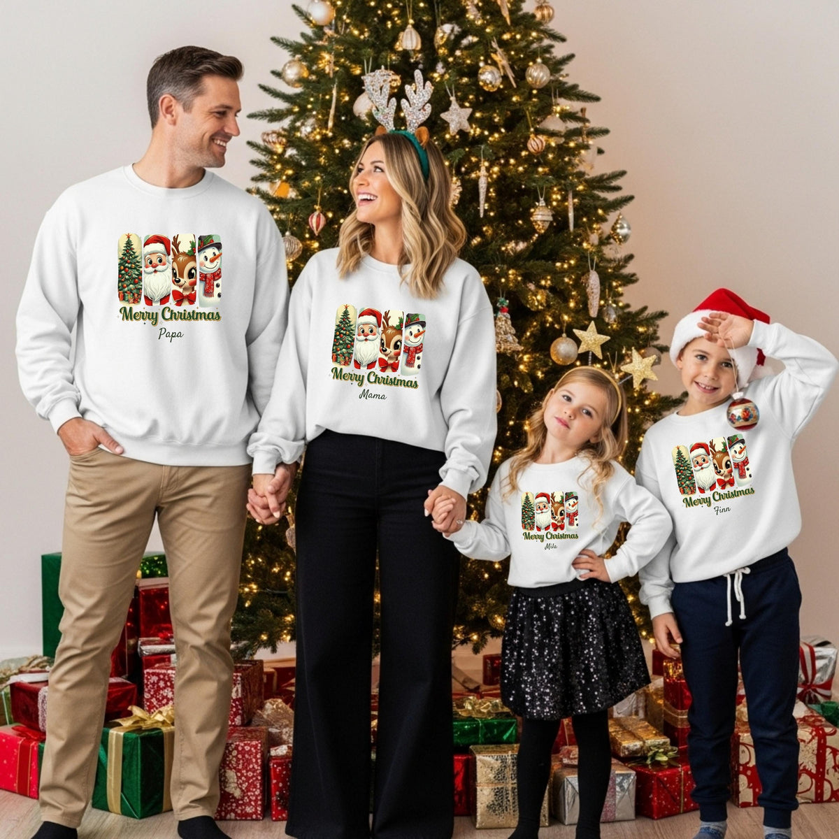 Personalisierter Weihnachtspullover Familie mit Retro-Motiv: Weihnachtsbaum, Weihnachtsmann, Rentier und Schneemann im klassischen Design. Perfekt als Partnerlook Weihnachten für Eltern, Kinder und Babys. Ideal für Geschwister-Outfits, Familienfotos, Heiligabend oder als liebevolles Weihnachtsgeschenk. Der festliche Sweater im Vintage-Stil mit „Merry Christmas“-Schriftzug lässt nostalgische Weihnachtsgefühle aufleben. Hochwertig bedruckt, personalisierbar mit Namen und nachhaltig produziert.