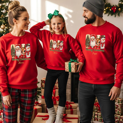 Personalisierter Weihnachtspullover Familie mit Retro-Motiv: Weihnachtsbaum, Weihnachtsmann, Rentier und Schneemann im klassischen Design. Perfekt als Partnerlook Weihnachten für Eltern, Kinder und Babys. Ideal für Geschwister-Outfits, Familienfotos, Heiligabend oder als liebevolles Weihnachtsgeschenk. Der festliche Sweater im Vintage-Stil mit „Merry Christmas“-Schriftzug lässt nostalgische Weihnachtsgefühle aufleben. Hochwertig bedruckt, personalisierbar mit Namen und nachhaltig produziert.