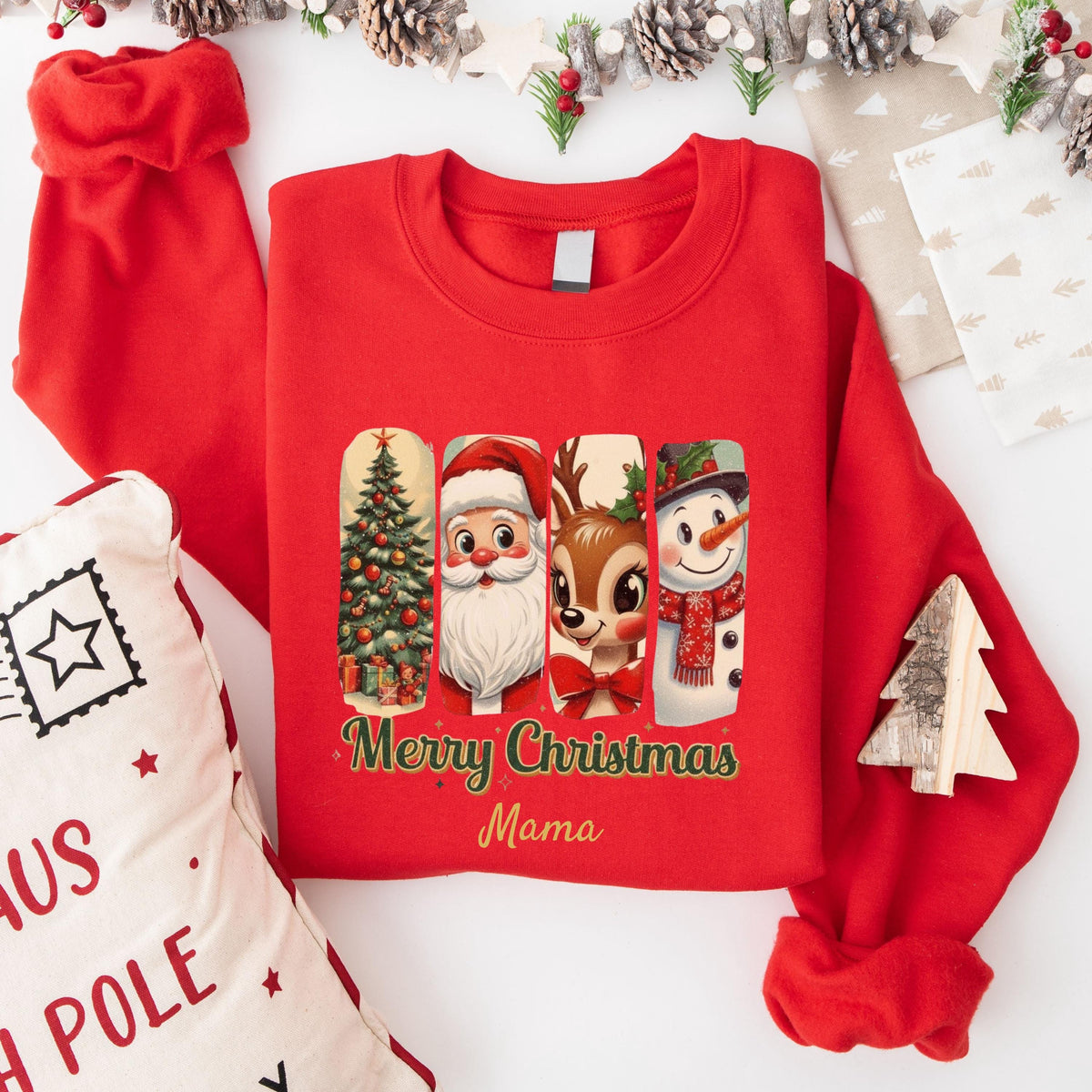 Personalisierter Weihnachtspullover Familie mit Retro-Motiv: Weihnachtsbaum, Weihnachtsmann, Rentier und Schneemann im klassischen Design. Perfekt als Partnerlook Weihnachten für Eltern, Kinder und Babys. Ideal für Geschwister-Outfits, Familienfotos, Heiligabend oder als liebevolles Weihnachtsgeschenk. Der festliche Sweater im Vintage-Stil mit „Merry Christmas“-Schriftzug lässt nostalgische Weihnachtsgefühle aufleben. Hochwertig bedruckt, personalisierbar mit Namen und nachhaltig produziert.