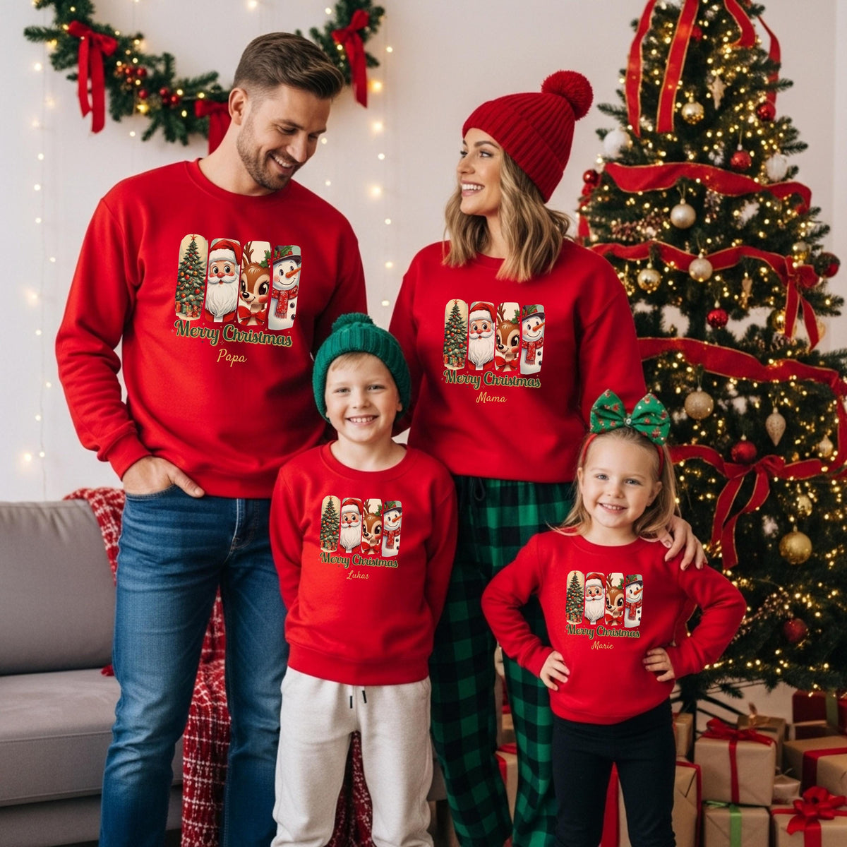 Personalisierter Weihnachtspullover Familie mit Retro-Motiv: Weihnachtsbaum, Weihnachtsmann, Rentier und Schneemann im klassischen Design. Perfekt als Partnerlook Weihnachten für Eltern, Kinder und Babys. Ideal für Geschwister-Outfits, Familienfotos, Heiligabend oder als liebevolles Weihnachtsgeschenk. Der festliche Sweater im Vintage-Stil mit „Merry Christmas“-Schriftzug lässt nostalgische Weihnachtsgefühle aufleben. Hochwertig bedruckt, personalisierbar mit Namen und nachhaltig produziert.