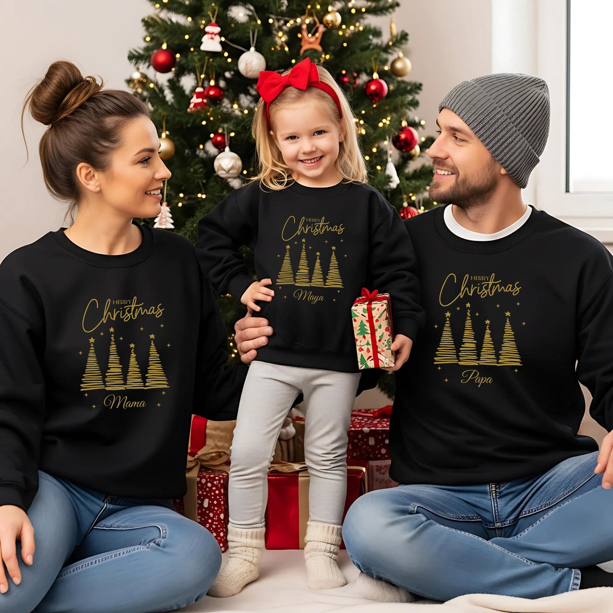Personalisierter Weihnachtspullover Familie mit Tannenbaum-Motiv – festlicher Weihnachtslook mit Namen. Weihnachtsoutfit Weihnachten für Eltern und Kinder, ideal als Partnerlook, Geschwisteroutfit oder Familienpullover. Mit „Merry Christmas“-Schriftzug und modernen Weihnachtsbäumen. Geschenkidee für Heiligabend, Familienfotos, Weihnachtsfeier oder festliche Anlässe. Hochwertig und personalisierbar. Familienoutfit Weihnachten Pullover Matching Outfit Weihnachten Weihnachtspullover Familie
