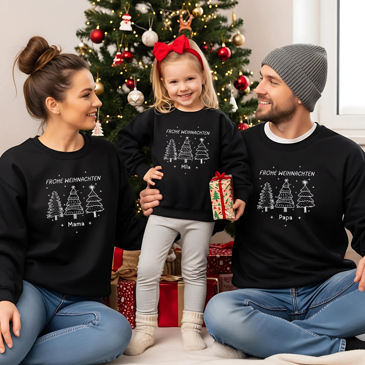 Personalisierter Weihnachtspullover Familie mit Tannenbaum-Motiv – Partnerlook Weihnachten für Eltern, Kinder und Babys. Weihnachtsoutfit mit handgezeichneten Weihnachtsbäumen, Frohe-Weihnachten-Schriftzug und personalisierbarem Namen. Ideal als Geschwister-Outfit, Familienlook für Heiligabend, Adventszeit oder Weihnachtsfeier. Familienoutfit Weihnachten mit personalisiertem Namen – warm, hochwertig bedruckt und ein liebevolles Geschenk für Mama, Papa oder Kinder zu Weihnachten.