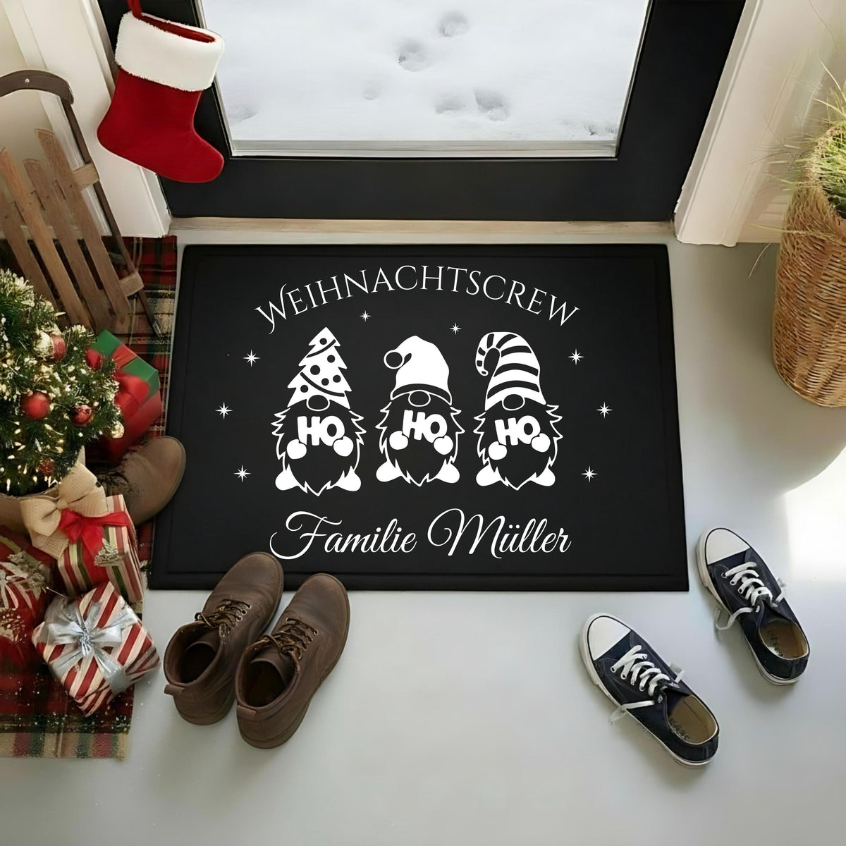 Diese personalisierte Weihnachtsfußmatte mit süßen Wichteln und dem Spruch „Weihnachtscrew“ bringt festliche Stimmung direkt vor die Haustür. Ideal als Türvorleger für den Eingangsbereich – mit individuellem Familiennamen. Die Fußmatte ist perfekt als Weihnachtsdeko, Nikolausgeschenk oder Geschenkidee für Familien mit Kindern, Haustieren oder Besuch. Robuste Qualität, winterliches Design und persönlicher Touch machen sie zum beliebten Deko-Highlight zur Weihnachtszeit.