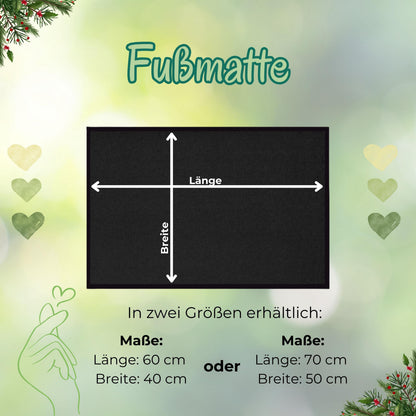 Diese personalisierte Weihnachtsfußmatte mit süßen Wichteln und dem Spruch „Weihnachtscrew“ bringt festliche Stimmung direkt vor die Haustür. Ideal als Türvorleger für den Eingangsbereich – mit individuellem Familiennamen. Die Fußmatte ist perfekt als Weihnachtsdeko, Nikolausgeschenk oder Geschenkidee für Familien mit Kindern, Haustieren oder Besuch. Robuste Qualität, winterliches Design und persönlicher Touch machen sie zum beliebten Deko-Highlight zur Weihnachtszeit.
