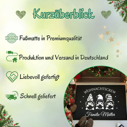Personalisierte Fußmatte mit Weihnachtsdesign „Weihnachtscrew“ – drei Gnome mit HO HO HO-Motiven und Wunschname der Familie darunter. Diese schwarze Weihnachtsfußmatte ist rutschfest, wetterbeständig und ideal als individuelle Fußmatte für den Eingangsbereich zu Weihnachten. Perfekt als Geschenkidee für Familien, als Weihnachts-Willkommensmatte oder Türmatte mit Namen. Ein festlicher Blickfang für alle, die Weihnachten lieben und den Eingangsbereich dekorativ und persönlich gestalten wollen.