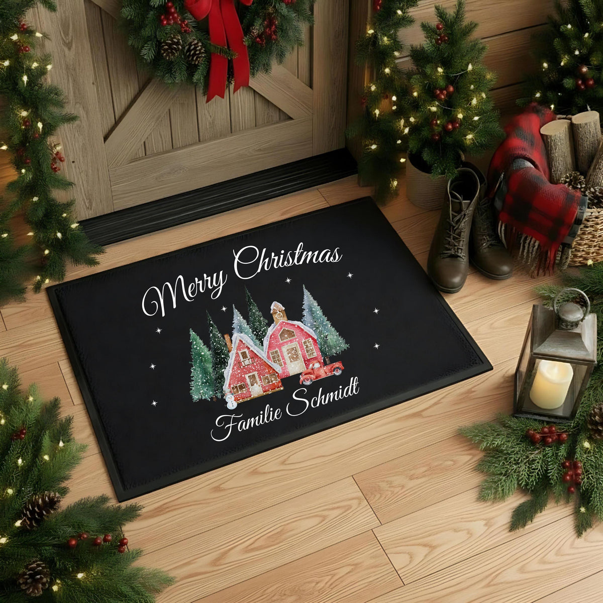 Schwarze Weihnachtsfußmatte „Merry Christmas“ mit dem Familiennamen Schmidt auf Holzboden vor einer Holztür. Zwei rote, verschneite Häuser, Tannen, Sterne und ein rotes Auto bilden das Wintermotiv. Weihnachtskranz, beleuchtete Bäume, Stiefel, Holzkorb, Karodecke und Laterne umgeben die Matte. Personalisierte Türmatte als Weihnachtsgeschenk für Familien, Paare und Nachbarn. Erhältlich in 40 × 60 oder 50 × 70 cm, mit Oberfläche aus 100 % Polypropylen und Gummirand; für Innenräume und geschützte Außenbereiche.