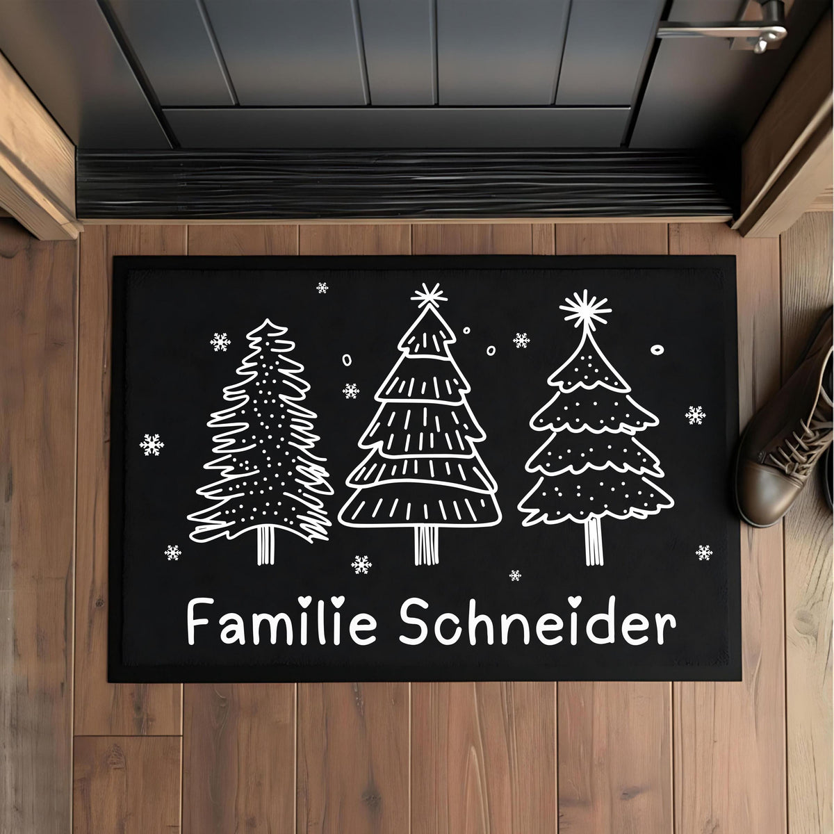 Personalisierte Fußmatte Weihnachten mit Wunschname – liebevoll gestaltete Weihnachtsfußmatte für Familie oder Paare. Diese festliche Türmatte bringt mit winterlichem Tannenbaum-Motiv und Wunschtext Weihnachtsstimmung vor die Haustür. Ideal als Weihnachtsmatte, individuelle Fußmatte mit Namen oder Geschenkidee zu Nikolaus und Advent. Rutschfest, pflegeleicht und in zwei Größen – perfekt für Innenbereich, Flur oder Wohnungstür. Personalisierte Weihnachtsfußmatte mit Namen | Türmatte Weihnachten