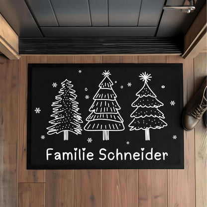 Personalisierte Fußmatte Weihnachten mit Wunschname – liebevoll gestaltete Weihnachtsfußmatte für Familie oder Paare. Diese festliche Türmatte bringt mit winterlichem Tannenbaum-Motiv und Wunschtext Weihnachtsstimmung vor die Haustür. Ideal als Weihnachtsmatte, individuelle Fußmatte mit Namen oder Geschenkidee zu Nikolaus und Advent. Rutschfest, pflegeleicht und in zwei Größen – perfekt für Innenbereich, Flur oder Wohnungstür. Personalisierte Weihnachtsfußmatte mit Namen | Türmatte Weihnachten
