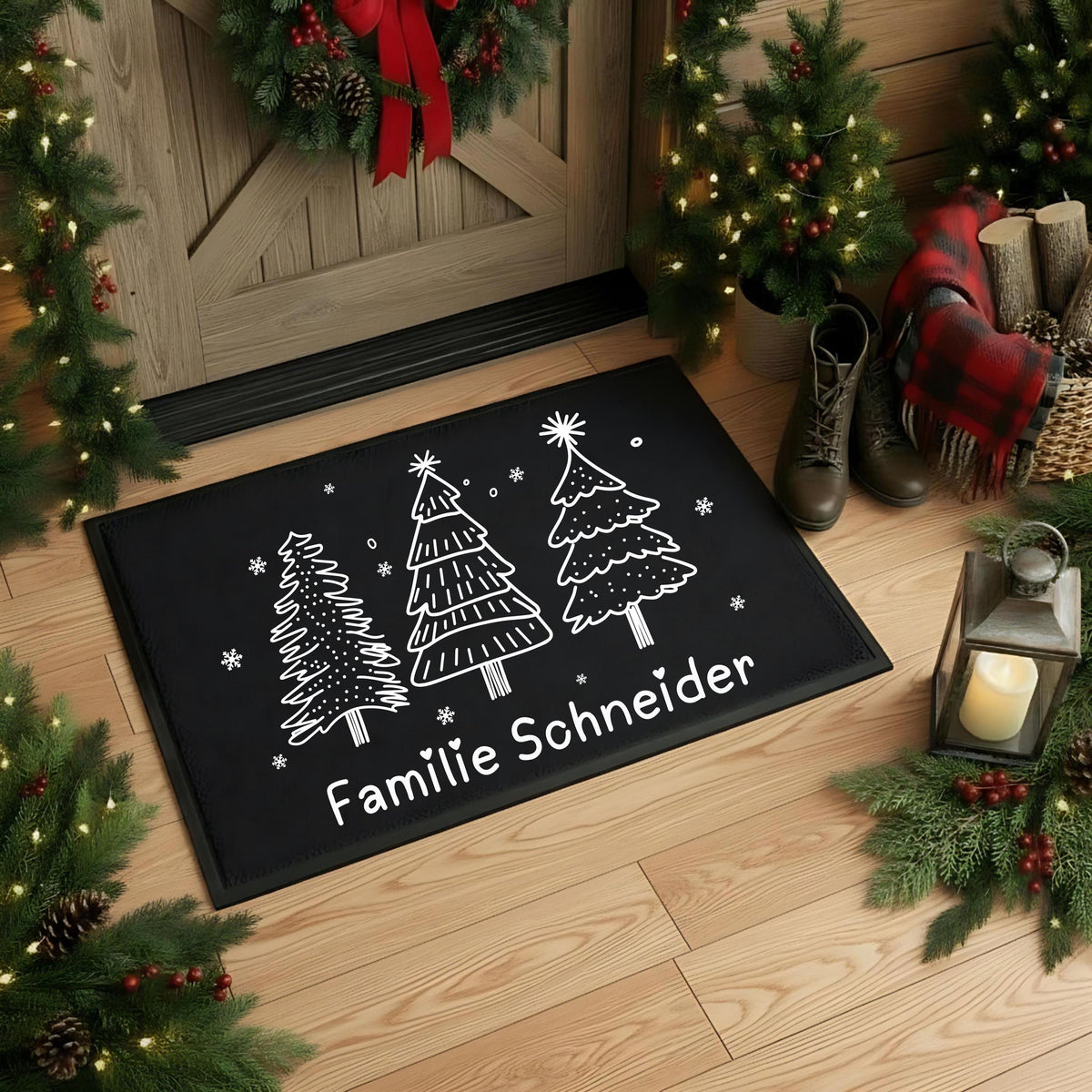 Personalisierte Fußmatte Weihnachten mit Wunschname – liebevoll gestaltete Weihnachtsfußmatte für Familie oder Paare. Diese festliche Türmatte bringt mit winterlichem Tannenbaum-Motiv und Wunschtext Weihnachtsstimmung vor die Haustür. Ideal als Weihnachtsmatte, individuelle Fußmatte mit Namen oder Geschenkidee zu Nikolaus und Advent. Rutschfest, pflegeleicht und in zwei Größen – perfekt für Innenbereich, Flur oder Wohnungstür. Personalisierte Weihnachtsfußmatte mit Namen | Türmatte Weihnachten