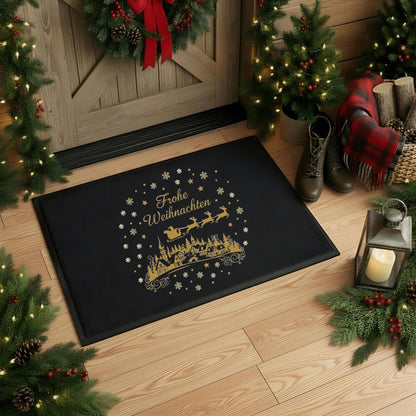 Dekorative Weihnachtsfußmatte mit Schriftzug „Frohe Weihnachten“ und klassischem Winterdorf-Motiv in Goldoptik – festliche Fußmatte Weihnachten für den Eingangsbereich. Die elegante Türmatte zeigt den Weihnachtsmann im Rentierschlitten über einem verschneiten Dorf, eingerahmt von Schneeflocken und Sternen. Ideal als Weihnachtsmatte, Fußmatte für Winterzeit, Geschenkidee für Nachbarn, Flur-Deko oder winterliches Willkommen an der Haustür – rutschfest, pflegeleicht und langlebig.