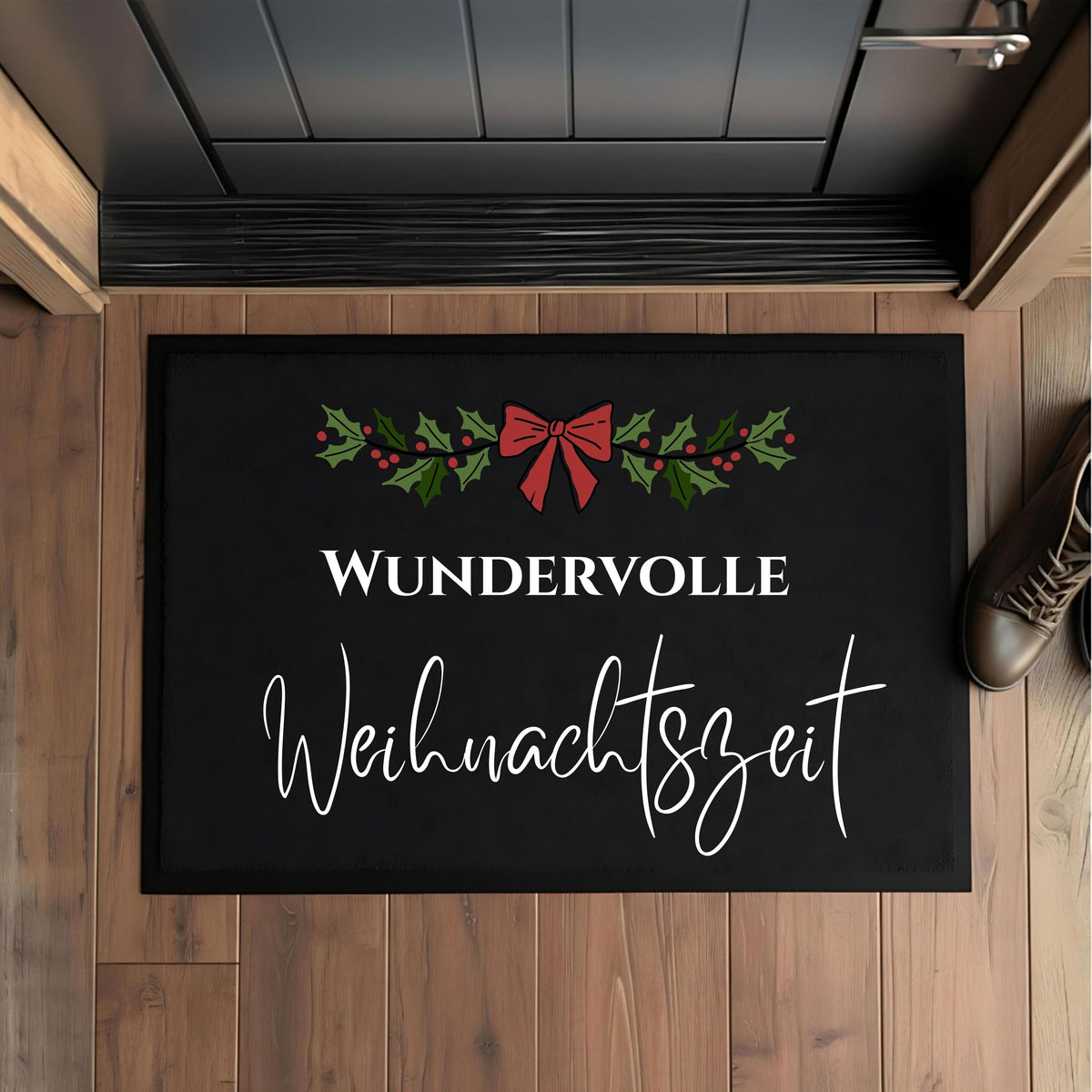 Draufsicht auf die schwarze Weihnachtsfußmatte „Wundervolle Weihnachtszeit“ vor einer Haustür auf Holzboden. Ein grüner Zweig mit roten Beeren und roter Schleife steht über dem weißen Schriftzug: „Wundervolle“ in Großbuchstaben, „Weihnachtszeit“ in Handschrift. Ein brauner Schuh liegt rechts neben der rechteckigen Matte. Erhältlich in 40 × 60 und 50 × 70 cm, mit Gummirand und Oberfläche aus 100 % Polypropylen. Festliche Türmatte für Flur, Wohnungstür und geschützten Eingang als Weihnachtsdeko im Advent.
