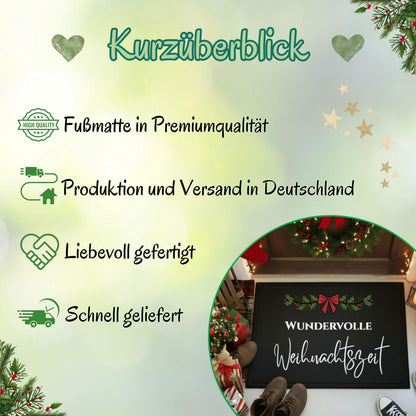 Infografik „Kurzüberblick“ zur Weihnachtsfußmatte „Wundervolle Weihnachtszeit“. Vier Punkte nennen Fußmatte in Premiumqualität, Produktion und Versand in Deutschland, liebevolle Fertigung und schnelle Lieferung. Grüne Symbole für Qualität, Herstellung und Lieferung stehen auf hellem Hintergrund mit Herzen, Sternen und Tannenzweigen. Rechts unten zeigt ein Foto die schwarze Matte mit weißem Schriftzug, Beerenzweig und roter Schleife vor einer geschmückten Haustür. Festliche Weihnachtsdekoration im Eingang.