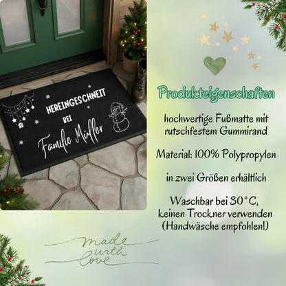 Infografik „Produkteigenschaften“ der Weihnachtsfußmatte „Hereingeschneit bei Familie Müller“. Links zeigt ein Foto die schwarze, weiß bedruckte Türmatte mit Schneemann vor einer grünen Haustür. Rechts stehen die Angaben: rutschfester Gummirand, Material 100 % Polypropylen und zwei erhältliche Größen. Der Pflegehinweis nennt Waschbarkeit bei 30 °C, keinen Trockner und empfiehlt Handwäsche. Grüne Herzen, goldene Sterne, Tannenzweige mit roten Beeren und „made with love“ dekorieren den hellgrünen Hintergrund.