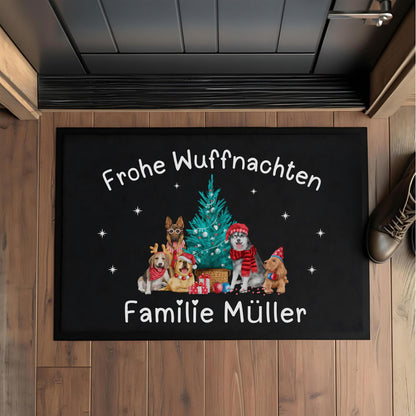 Personalisierte Weihnachtsfußmatte mit Hunden und Wunschname. Türmatte Weihnachten mit niedlichen Hundemotiven, Weihnachtsbaum und Text „Frohe Wuffnachten“. Ideal als festliche Eingangsmatte, Weihnachtsgeschenk für Hundebesitzer, Haustierfreunde oder Familien mit Hund. Robuste, wetterfeste Fußmatte mit Namen, perfekt für Flur, Haustür oder überdachten Außenbereich. Weihnachtstürmatte mit Hundedesign humorvoll, liebevoll, dekorativ.Fußmatte personalisiert mit Hundemotiv Türmatte Weihnachten Hunde
