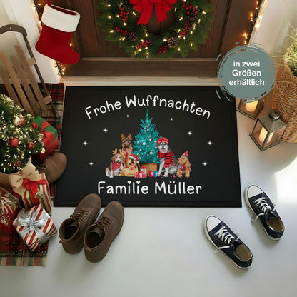 Personalisierte Weihnachtsfußmatte mit Hunden und Wunschname. Türmatte Weihnachten mit niedlichen Hundemotiven, Weihnachtsbaum und Text „Frohe Wuffnachten“. Ideal als festliche Eingangsmatte, Weihnachtsgeschenk für Hundebesitzer, Haustierfreunde oder Familien mit Hund. Robuste, wetterfeste Fußmatte mit Namen, perfekt für Flur, Haustür oder überdachten Außenbereich. Weihnachtstürmatte mit Hundedesign humorvoll, liebevoll, dekorativ.Fußmatte personalisiert mit Hundemotiv Türmatte Weihnachten Hunde
