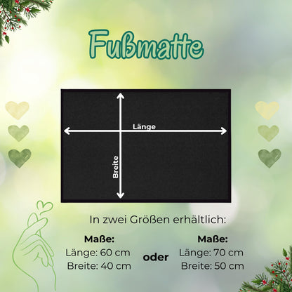 Weihnachtsfußmatte Winterwunderland mit winterlicher Landschaft, verschneiten Häusern und festlicher Beleuchtung. Die Türmatte Weihnachten ist ideal für den Eingangsbereich und schafft eine gemütliche, festliche Atmosphäre – perfekt als Geschenkidee zu Weihnachten oder als stimmungsvolle Deko für Flur, Hausflur oder Wohnung. Fußmatte ohne Personalisierung, robust, pflegeleicht, winterlich gestaltet. Ideal für Familien, Nachbarn, Kollegen. Türmatte Weihnachtsmotiv Winterwunderland