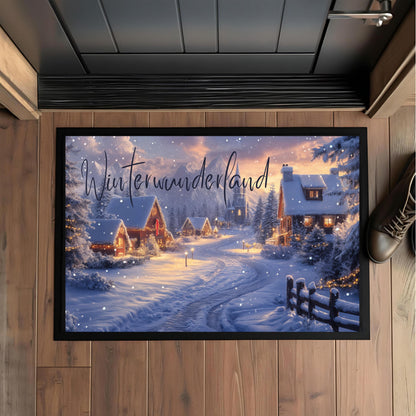 Weihnachtsfußmatte Winterwunderland mit winterlicher Landschaft, verschneiten Häusern und festlicher Beleuchtung. Die Türmatte Weihnachten ist ideal für den Eingangsbereich und schafft eine gemütliche, festliche Atmosphäre – perfekt als Geschenkidee zu Weihnachten oder als stimmungsvolle Deko für Flur, Hausflur oder Wohnung. Fußmatte ohne Personalisierung, robust, pflegeleicht, winterlich gestaltet. Ideal für Familien, Nachbarn, Kollegen. Türmatte Weihnachtsmotiv Winterwunderland