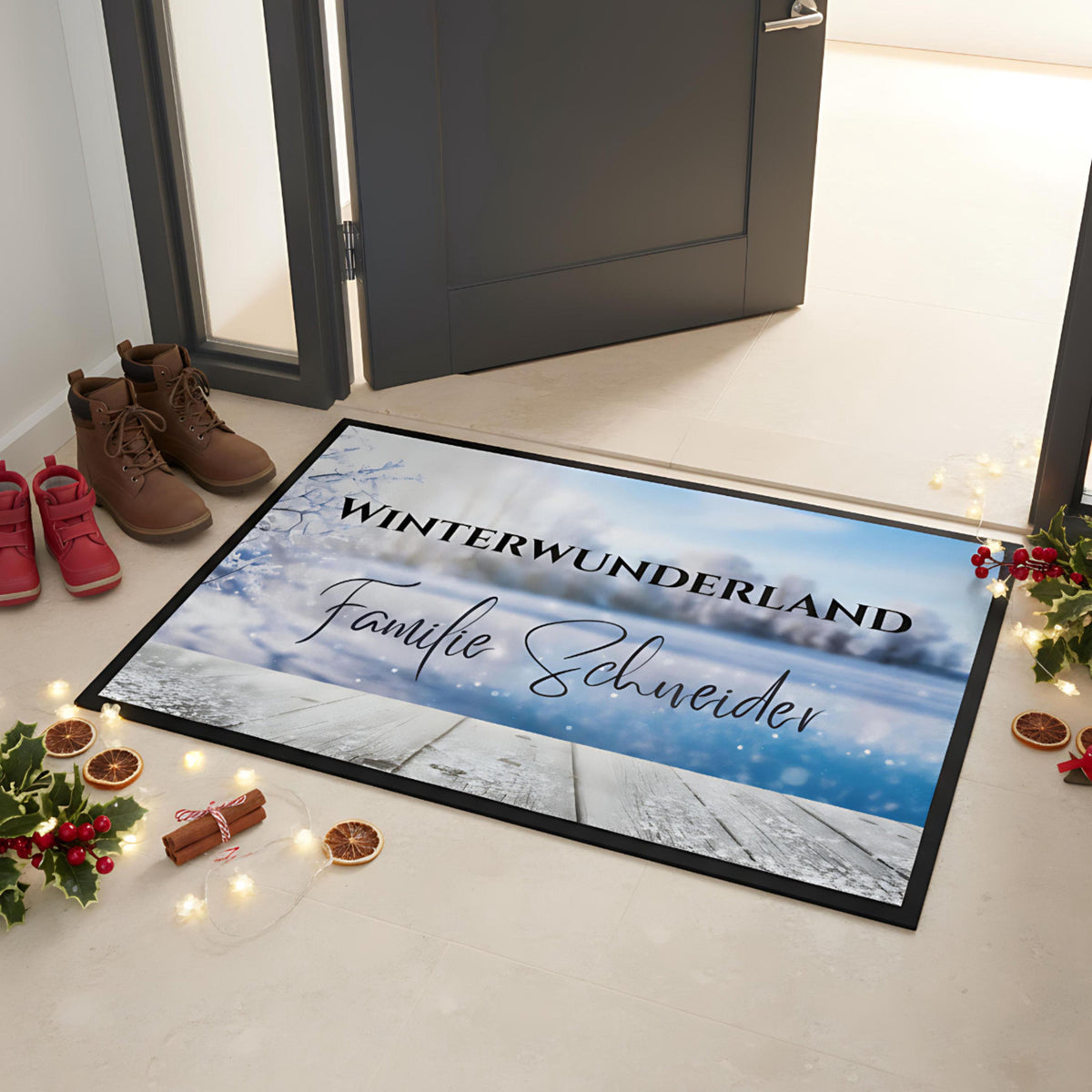 Personalisierte Weihnachtsfußmatte mit dem Schriftzug „Winterwunderland“ und Familiennamen, winterliches Design mit Frost und Schneelandschaft. Diese Türmatte Weihnachten eignet sich ideal als festliche Dekoration für den Eingangsbereich und als Geschenkidee zur Weihnachtszeit. Die rutschfeste, pflegeleichte Fußmatte ist perfekt für Innenräume oder überdachte Außenbereiche. Winterliche Türmatte mit Namen – personalisierbar, hochwertig, robust und ein weihnachtlicher Blickfang für Familien
