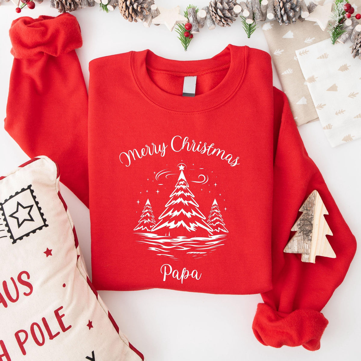 Personalisierter Weihnachtspullover Familie mit Weihnachtsbäumen– festliches Design mit „Merry Christmas“-Schriftzug. Familienoutfit Weihnachten für Eltern, Kinder & Babys im Partnerlook. Ideal als personalisiertes Weihnachtsgeschenk, Geschwister-Outfit, für Heiligabend, Familienfotos oder als Matching Look. Hochwertig bedruckt und mit Namen individualisierbar – für unvergessliche Weihnachtsmomente. Weihnachtspullover Familie Partnerlook Weihnachten Eltern Kind Baby Familienoutfit Geschwister