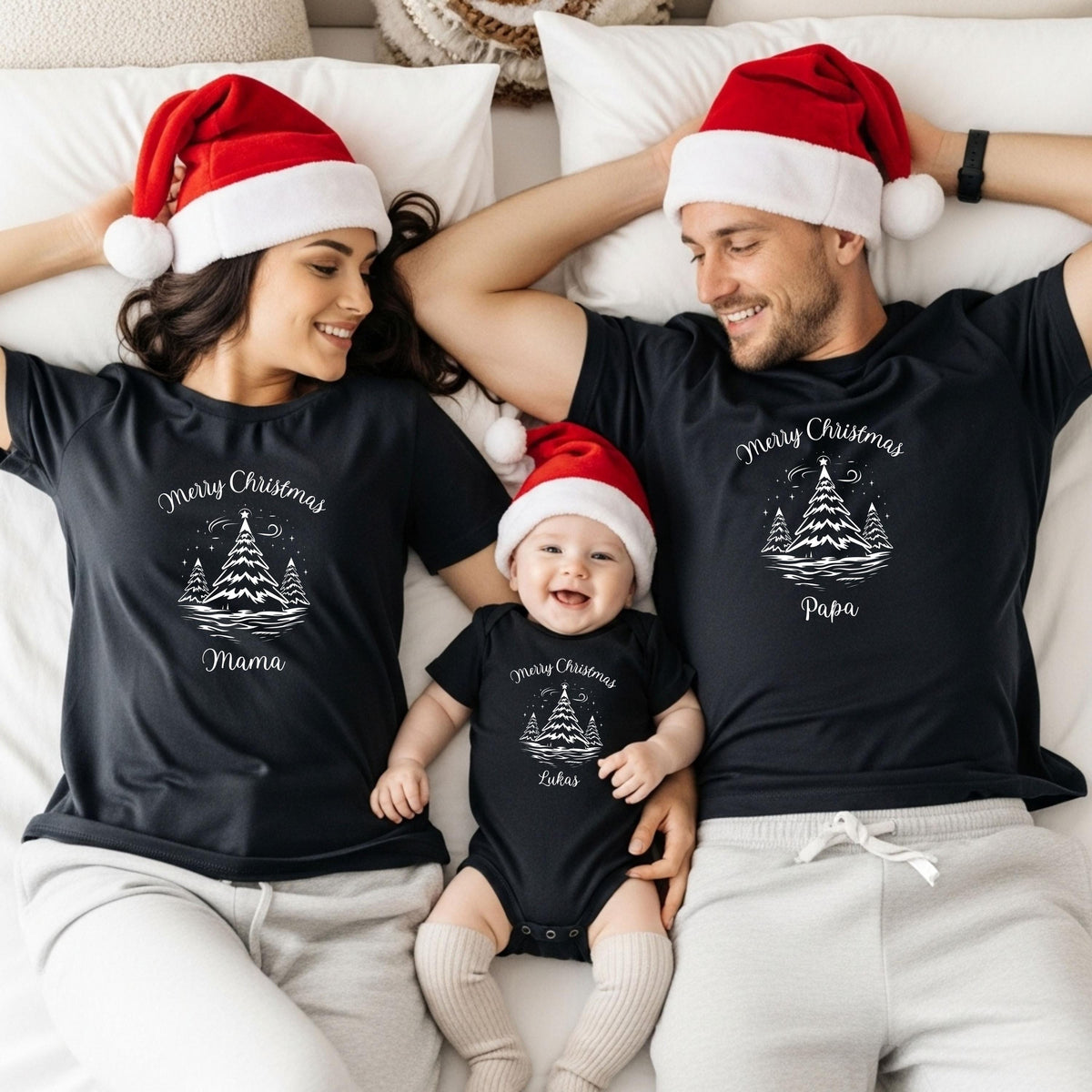 Personalisiertes Weihnachtsoutfit für Familien mit stilvollem Tannenbaum-Motiv – erhältlich als Weihnachtspullover, Shirt oder Body für Kinder, Babys & Eltern. Perfekt für Familienfotos, festliche Partnerlooks, Geschwister-Outfits oder als Weihnachtsgeschenk. Liebevolles Design mit Schneeflocken, "Merry Christmas"-Schriftzug & Namen – ideal für Heiligabend. Weihnachtspullover Familie | Familienoutfit Weihnachten Partnerlook Eltern Kinder | Geschwisteroutfit | Weihnachtsshirt personalis