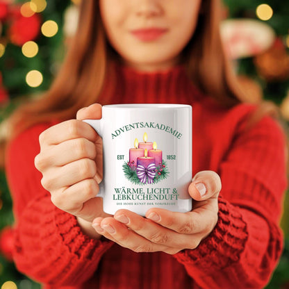Weihnachtstasse mit Kerzen und Spruch „Wärme, Licht & Lebkuchenduft“ – festliches Motiv mit Tannenzweigen & Schleife. Perfekt als Adventstasse für Kaffee, Tee oder Kakao, Geschenkidee zu Weihnachten für Familie, Freunde oder Kollegen. Hochwertige Keramiktasse, spülmaschinengeeignet & mikrowellenfest. Ideal als Nikolausgeschenk, Wichtelgeschenk oder kleine Aufmerksamkeit in der Adventszeit. Weihnachtsbecher mit klassischem Design für gemütliche Wintertage, Glühweinabende und festliche Stimmung