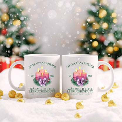 Weihnachtstasse mit Kerzen und Spruch „Wärme, Licht & Lebkuchenduft“ – festliches Motiv mit Tannenzweigen & Schleife. Perfekt als Adventstasse für Kaffee, Tee oder Kakao, Geschenkidee zu Weihnachten für Familie, Freunde oder Kollegen. Hochwertige Keramiktasse, spülmaschinengeeignet & mikrowellenfest. Ideal als Nikolausgeschenk, Wichtelgeschenk oder kleine Aufmerksamkeit in der Adventszeit. Weihnachtsbecher mit klassischem Design für gemütliche Wintertage, Glühweinabende und festliche Stimmung