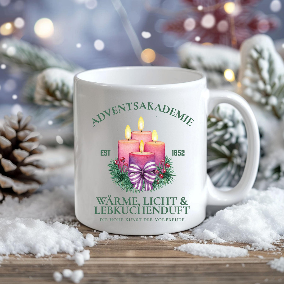 Weihnachtstasse mit Kerzen und Spruch „Wärme, Licht & Lebkuchenduft“ – festliches Motiv mit Tannenzweigen & Schleife. Perfekt als Adventstasse für Kaffee, Tee oder Kakao, Geschenkidee zu Weihnachten für Familie, Freunde oder Kollegen. Hochwertige Keramiktasse, spülmaschinengeeignet & mikrowellenfest. Ideal als Nikolausgeschenk, Wichtelgeschenk oder kleine Aufmerksamkeit in der Adventszeit. Weihnachtsbecher mit klassischem Design für gemütliche Wintertage, Glühweinabende und festliche Stimmung