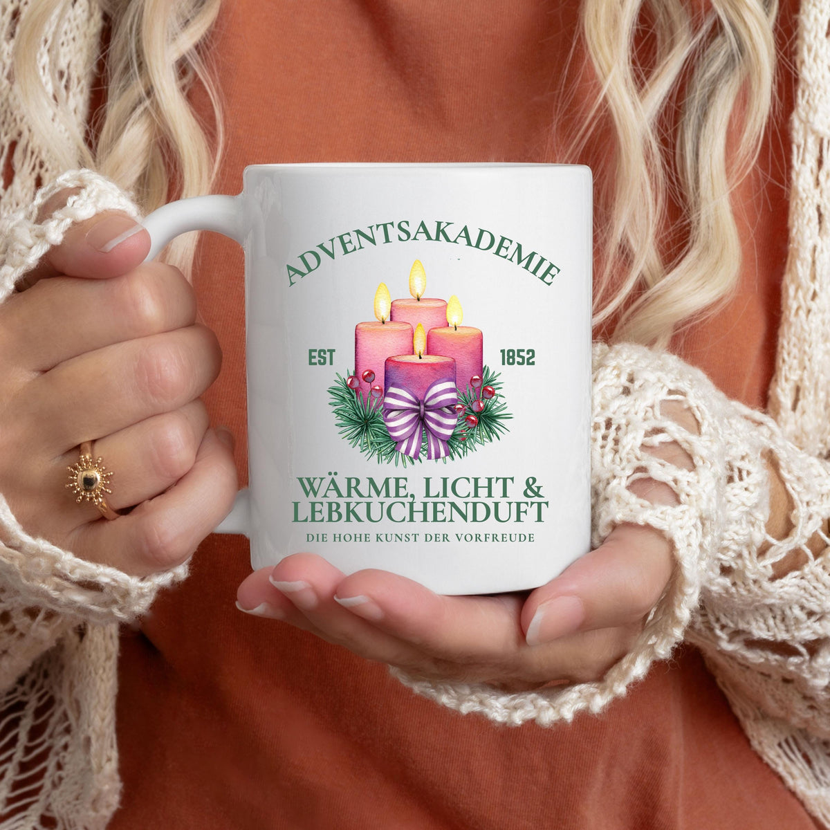 Weihnachtstasse mit Kerzen und Spruch „Wärme, Licht & Lebkuchenduft“ – festliches Motiv mit Tannenzweigen & Schleife. Perfekt als Adventstasse für Kaffee, Tee oder Kakao, Geschenkidee zu Weihnachten für Familie, Freunde oder Kollegen. Hochwertige Keramiktasse, spülmaschinengeeignet & mikrowellenfest. Ideal als Nikolausgeschenk, Wichtelgeschenk oder kleine Aufmerksamkeit in der Adventszeit. Weihnachtsbecher mit klassischem Design für gemütliche Wintertage, Glühweinabende und festliche Stimmung