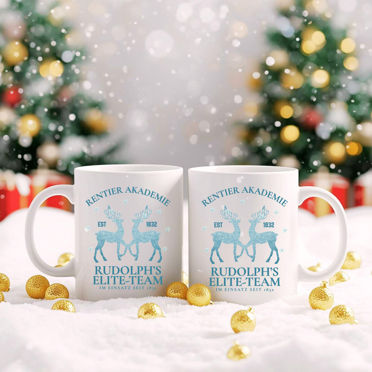 Lustige Weihnachtstasse mit Rentier-Motiv „Rentier Akademie – Rudolph’s Elite-Team“ in winterlichem Design. Geschenkidee für Weihnachten, ideal für Familie, Freunde, Kollegen. Perfekt für Kaffee, Tee, Glühwein oder heiße Schokolade. Spülmaschinenfest, mikrowellengeeignet & beidseitig bedruckt. Winterbecher mit Schneeflocken & Rentieren – ideal als Wichtelgeschenk, Weihnachtsgeschenk, Nikolausüberraschung oder fürs Büro. Hochwertiger Druck, nachhaltige Produktion in Deutschland. Weihnachtstasse