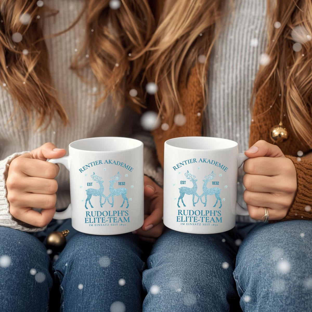 Lustige Weihnachtstasse mit Rentier-Motiv „Rentier Akademie – Rudolph’s Elite-Team“ in winterlichem Design. Geschenkidee für Weihnachten, ideal für Familie, Freunde, Kollegen. Perfekt für Kaffee, Tee, Glühwein oder heiße Schokolade. Spülmaschinenfest, mikrowellengeeignet & beidseitig bedruckt. Winterbecher mit Schneeflocken & Rentieren – ideal als Wichtelgeschenk, Weihnachtsgeschenk, Nikolausüberraschung oder fürs Büro. Hochwertiger Druck, nachhaltige Produktion in Deutschland. Weihnachtstasse