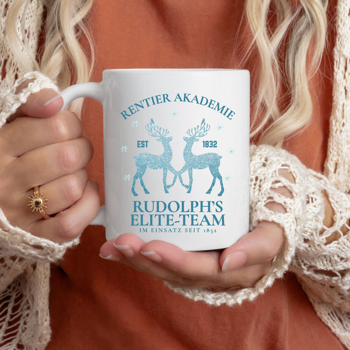 Lustige Weihnachtstasse mit Rentier-Motiv „Rentier Akademie – Rudolph’s Elite-Team“ in winterlichem Design. Geschenkidee für Weihnachten, ideal für Familie, Freunde, Kollegen. Perfekt für Kaffee, Tee, Glühwein oder heiße Schokolade. Spülmaschinenfest, mikrowellengeeignet & beidseitig bedruckt. Winterbecher mit Schneeflocken & Rentieren – ideal als Wichtelgeschenk, Weihnachtsgeschenk, Nikolausüberraschung oder fürs Büro. Hochwertiger Druck, nachhaltige Produktion in Deutschland. Weihnachtstasse