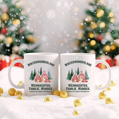 Weihnachtstasse mit Winterwunderland-Motiv und Spruch „Weihnachten. Familie. Wunder.“ – Geschenkidee für Weihnachten, Advent & Winter. Ideal für Familie, Freunde oder Kollegen. Die Tasse zeigt verschneite Häuser, Tannen & Schneeflocken – perfekt für Kaffee, Tee, Kakao oder Glühwein. Hochwertiger Druck, spülmaschinenfest, mikrowellengeeignet. Weihnachtsbecher mit emotionaler Botschaft – für festliche Momente, gemütliche Kaffeepausen oder als liebevolles Geschenk zur Weihnachtszeit. Winterbecher