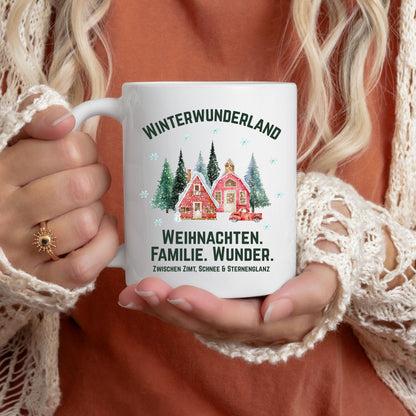 Weihnachtstasse mit Winterwunderland-Motiv und Spruch „Weihnachten. Familie. Wunder.“ – Geschenkidee für Weihnachten, Advent & Winter. Ideal für Familie, Freunde oder Kollegen. Die Tasse zeigt verschneite Häuser, Tannen & Schneeflocken – perfekt für Kaffee, Tee, Kakao oder Glühwein. Hochwertiger Druck, spülmaschinenfest, mikrowellengeeignet. Weihnachtsbecher mit emotionaler Botschaft – für festliche Momente, gemütliche Kaffeepausen oder als liebevolles Geschenk zur Weihnachtszeit. Winterbecher