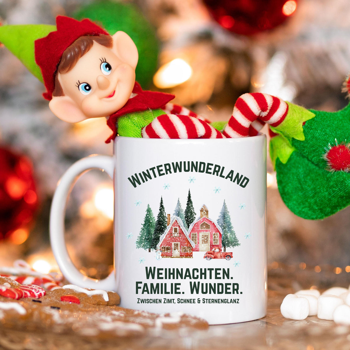 Weihnachtstasse mit Winterwunderland-Motiv und Spruch „Weihnachten. Familie. Wunder.“ – Geschenkidee für Weihnachten, Advent & Winter. Ideal für Familie, Freunde oder Kollegen. Die Tasse zeigt verschneite Häuser, Tannen & Schneeflocken – perfekt für Kaffee, Tee, Kakao oder Glühwein. Hochwertiger Druck, spülmaschinenfest, mikrowellengeeignet. Weihnachtsbecher mit emotionaler Botschaft – für festliche Momente, gemütliche Kaffeepausen oder als liebevolles Geschenk zur Weihnachtszeit. Winterbecher