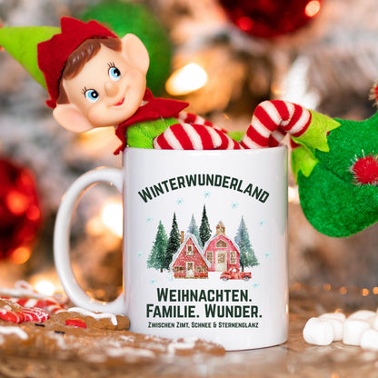 Weihnachtstasse mit Winterwunderland-Motiv und Spruch „Weihnachten. Familie. Wunder.“ – Geschenkidee für Weihnachten, Advent & Winter. Ideal für Familie, Freunde oder Kollegen. Die Tasse zeigt verschneite Häuser, Tannen & Schneeflocken – perfekt für Kaffee, Tee, Kakao oder Glühwein. Hochwertiger Druck, spülmaschinenfest, mikrowellengeeignet. Weihnachtsbecher mit emotionaler Botschaft – für festliche Momente, gemütliche Kaffeepausen oder als liebevolles Geschenk zur Weihnachtszeit. Winterbecher