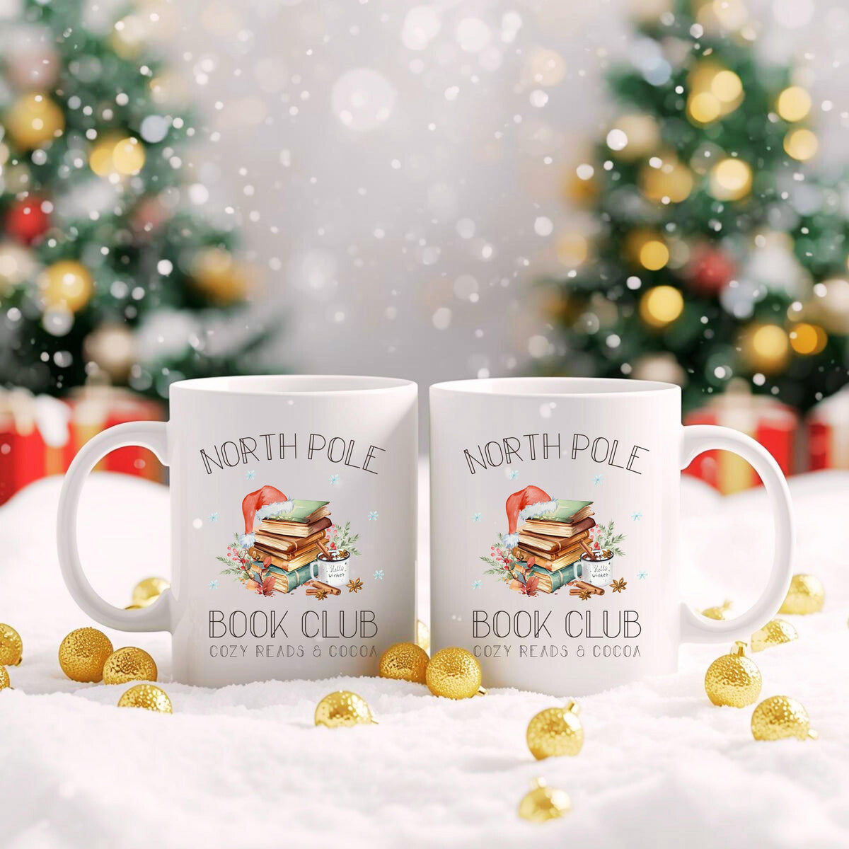 Weihnachtstasse „North Pole Book Club“ mit winterlichem Bücher-Motiv – perfektes Geschenk für Buchliebhaber, Leseratten und Weihnachtsfans. Die Tasse zeigt einen festlich dekorierten Bücherstapel mit Weihnachtsmütze, umgeben von winterlichen Elementen. Ideal als Geschenkidee zu Weihnachten für Vielleser, Buchclub-Mitglieder, Literaturfreunde, Kolleginnen oder Lehrerinnen. Ein liebevolles Präsent für Advent, Nikolaus oder Heiligabend – für gemütliche Lesemomente mit Kakao, Tee oder Kaffee