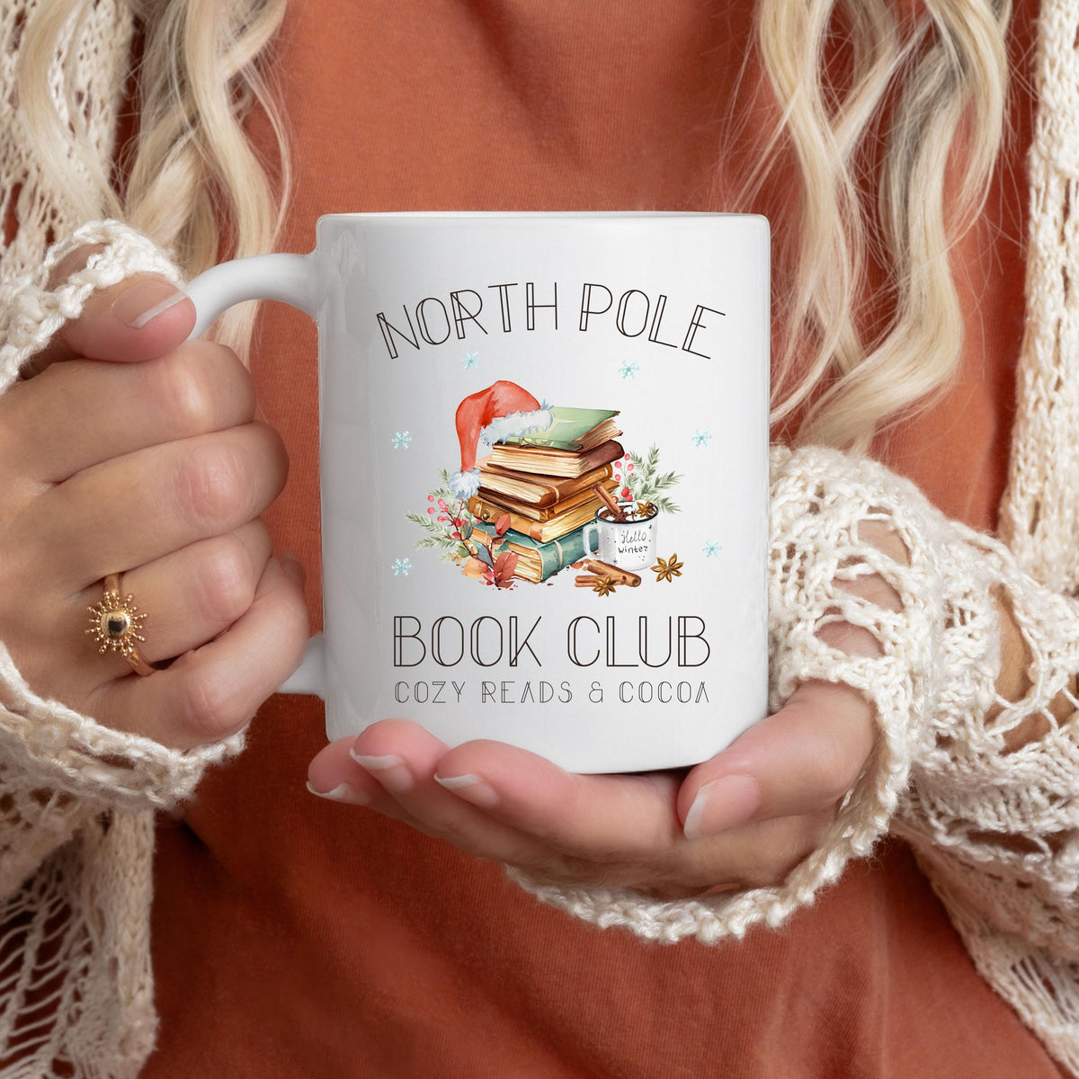 Weihnachtstasse „North Pole Book Club“ mit winterlichem Bücher-Motiv – perfektes Geschenk für Buchliebhaber, Leseratten und Weihnachtsfans. Die Tasse zeigt einen festlich dekorierten Bücherstapel mit Weihnachtsmütze, umgeben von winterlichen Elementen. Ideal als Geschenkidee zu Weihnachten für Vielleser, Buchclub-Mitglieder, Literaturfreunde, Kolleginnen oder Lehrerinnen. Ein liebevolles Präsent für Advent, Nikolaus oder Heiligabend – für gemütliche Lesemomente mit Kakao, Tee oder Kaffee