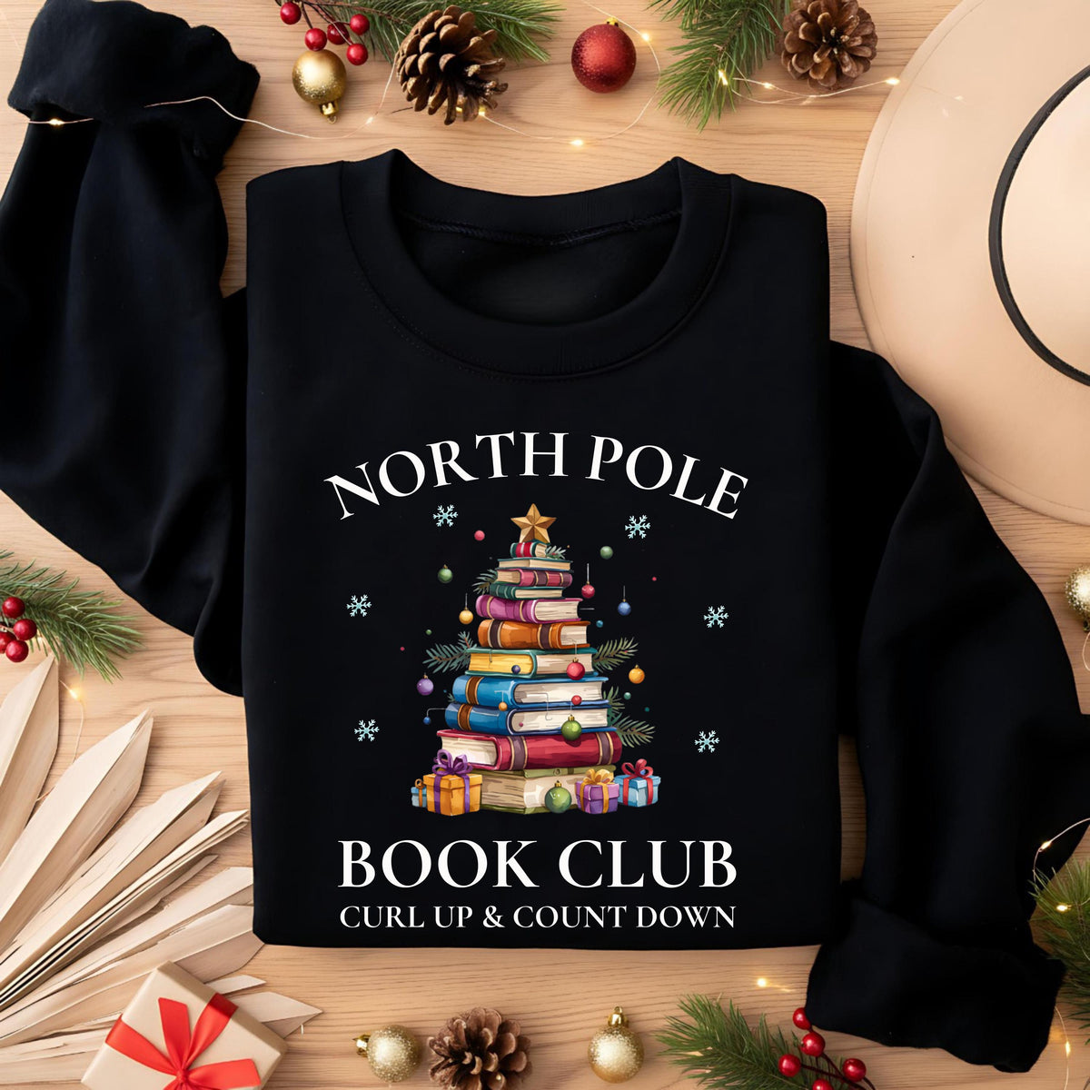 Weihnachtlicher Sweater für Damen mit Buchbaum-Motiv und „North Pole Book Club“-Schriftzug. Perfekter Winterpullover für Leseratten, Bücherliebhaberinnen und gemütliche Lesestunden. Ideal als Geschenk für Frauen, Lehrerinnen, Kolleginnen oder als Wichtelgeschenk zu Weihnachten. Das kuschelige Sweatshirt kombiniert Weihnachtszauber mit Buchliebe – ein festliches Outfit für Advent, Lesecouch und Buchclub-Treffen. Für alle, die ihre Liebe zu Geschichten auch modisch zeigen wollen.