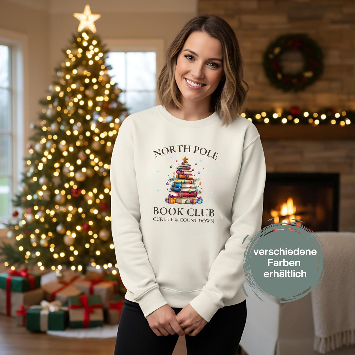 Weihnachtlicher Sweater für Damen mit Buchbaum-Motiv und „North Pole Book Club“-Schriftzug. Perfekter Winterpullover für Leseratten, Bücherliebhaberinnen und gemütliche Lesestunden. Ideal als Geschenk für Frauen, Lehrerinnen, Kolleginnen oder als Wichtelgeschenk zu Weihnachten. Das kuschelige Sweatshirt kombiniert Weihnachtszauber mit Buchliebe – ein festliches Outfit für Advent, Lesecouch und Buchclub-Treffen. Für alle, die ihre Liebe zu Geschichten auch modisch zeigen wollen.