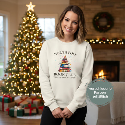 Weihnachtlicher Sweater für Damen mit Buchbaum-Motiv und „North Pole Book Club“-Schriftzug. Perfekter Winterpullover für Leseratten, Bücherliebhaberinnen und gemütliche Lesestunden. Ideal als Geschenk für Frauen, Lehrerinnen, Kolleginnen oder als Wichtelgeschenk zu Weihnachten. Das kuschelige Sweatshirt kombiniert Weihnachtszauber mit Buchliebe – ein festliches Outfit für Advent, Lesecouch und Buchclub-Treffen. Für alle, die ihre Liebe zu Geschichten auch modisch zeigen wollen.