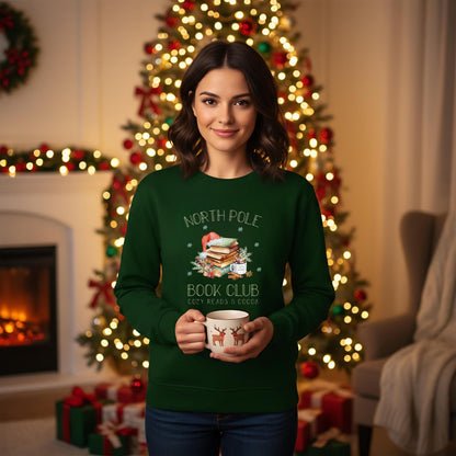 Weihnachtspullover für Damen mit Bücherstapel, Weihnachtsmütze und Kakao – perfektes Winter-Outfit für Leseratten und Buchliebhaberinnen. Der Sweater zeigt das Motiv „North Pole Book Club – Cozy Reads & Cocoa“ und verbindet Weihnachtsfreude mit Leseleidenschaft. Ideal als Geschenk zu Weihnachten oder Nikolaus für Frauen, die Bücher lieben. Ein kuscheliges, winterliches Oberteil für gemütliche Lesestunden, Weihnachtsfeiern oder den Advent. ein süßer Hingucker für die festliche Saison!