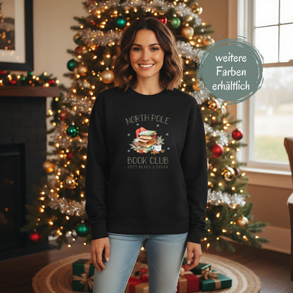 Weihnachtspullover für Damen mit Bücherstapel, Weihnachtsmütze und Kakao – perfektes Winter-Outfit für Leseratten und Buchliebhaberinnen. Der Sweater zeigt das Motiv „North Pole Book Club – Cozy Reads & Cocoa“ und verbindet Weihnachtsfreude mit Leseleidenschaft. Ideal als Geschenk zu Weihnachten oder Nikolaus für Frauen, die Bücher lieben. Ein kuscheliges, winterliches Oberteil für gemütliche Lesestunden, Weihnachtsfeiern oder den Advent. ein süßer Hingucker für die festliche Saison!