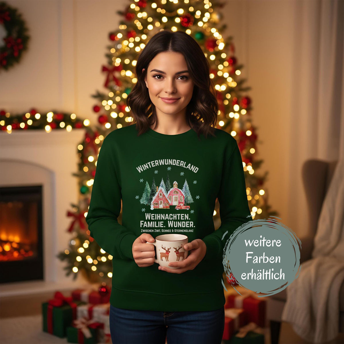 Weihnachtspullover mit nostalgischem Winterdorf, verschneiten Tannen & rotem Haus – ideal für Damen, die Familie, Weihnachten und Wunder lieben. Der gemütliche Winterpullover mit dem Schriftzug "Weihnachten. Familie. Wunder." ist perfekt als Geschenk für Frauen, Mütter oder Kolleginnen. Warm, kuschelig & festlich – dein ideales Outfit für die Weihnachtszeit, Wichtelgeschenk, Familienfeier oder festliche Fotos. Pullover für Damen zu Weihnachten mit Winterzauber, Schneeflocken & Nostalgi