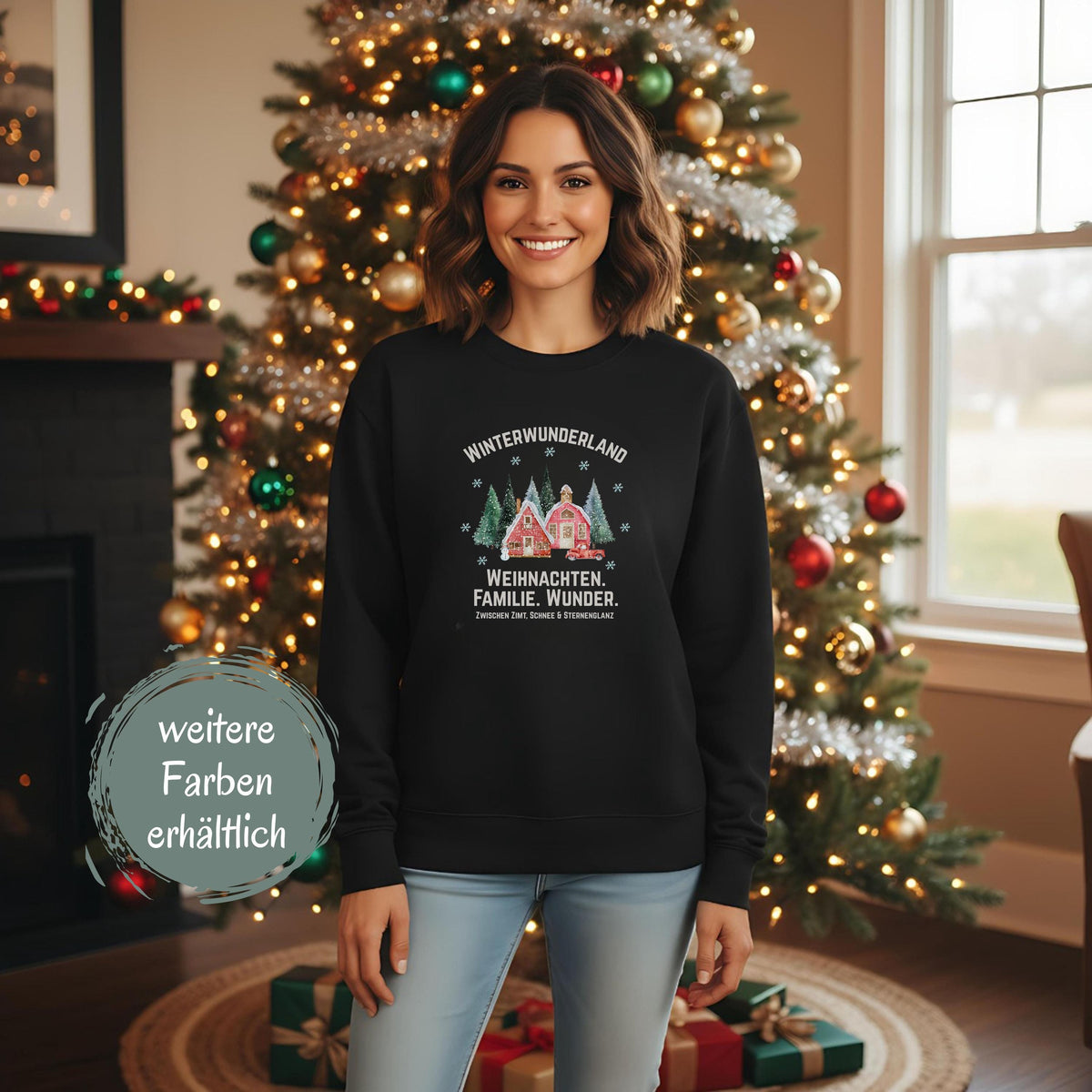 Weihnachtspullover mit nostalgischem Winterdorf, verschneiten Tannen & rotem Haus – ideal für Damen, die Familie, Weihnachten und Wunder lieben. Der gemütliche Winterpullover mit dem Schriftzug "Weihnachten. Familie. Wunder." ist perfekt als Geschenk für Frauen, Mütter oder Kolleginnen. Warm, kuschelig & festlich – dein ideales Outfit für die Weihnachtszeit, Wichtelgeschenk, Familienfeier oder festliche Fotos. Pullover für Damen zu Weihnachten mit Winterzauber, Schneeflocken & Nostalgi
