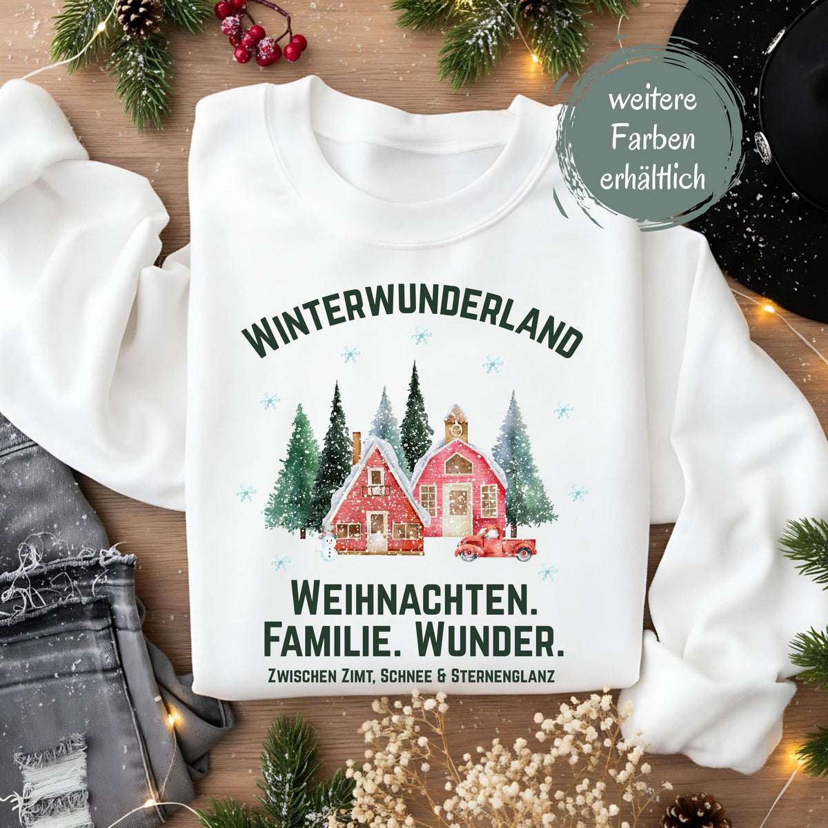 Weihnachtspullover mit nostalgischem Winterdorf, verschneiten Tannen & rotem Haus – ideal für Damen, die Familie, Weihnachten und Wunder lieben. Der gemütliche Winterpullover mit dem Schriftzug "Weihnachten. Familie. Wunder." ist perfekt als Geschenk für Frauen, Mütter oder Kolleginnen. Warm, kuschelig & festlich – dein ideales Outfit für die Weihnachtszeit, Wichtelgeschenk, Familienfeier oder festliche Fotos. Pullover für Damen zu Weihnachten mit Winterzauber, Schneeflocken & Nostalgi