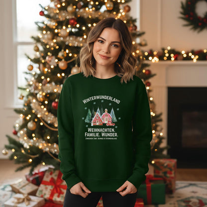 Weihnachtspullover mit nostalgischem Winterdorf, verschneiten Tannen & rotem Haus – ideal für Damen, die Familie, Weihnachten und Wunder lieben. Der gemütliche Winterpullover mit dem Schriftzug "Weihnachten. Familie. Wunder." ist perfekt als Geschenk für Frauen, Mütter oder Kolleginnen. Warm, kuschelig & festlich – dein ideales Outfit für die Weihnachtszeit, Wichtelgeschenk, Familienfeier oder festliche Fotos. Pullover für Damen zu Weihnachten mit Winterzauber, Schneeflocken & Nostalgi