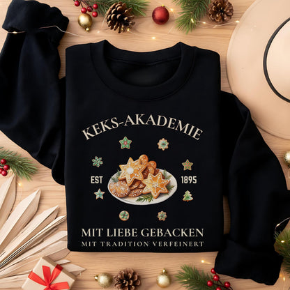 Lustiger Weihnachtspullover mit Plätzchenmotiv und der Aufschrift „Keks-Akademie – Mit Liebe gebacken, mit Tradition verfeinert“. Perfekt für Damen und Herren als Winterpullover für Weihnachten, Advent, Nikolaus oder Weihnachtsmarkt. Tolles Geschenk für Frauen, Männer, Kolleginnen oder als Wichtelgeschenk. Der Sweater vereint Weihnachtsfreude, Humor und Nostalgie – ideal für Plätzchenliebhaber, Familienfotos, Bäcker und winterliche Outfits voller Zimtduft und Herz.