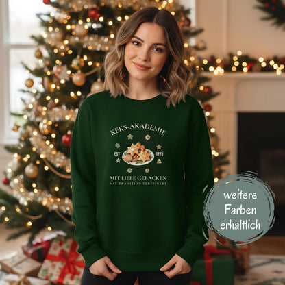 Lustiger Weihnachtspullover mit Plätzchenmotiv und der Aufschrift „Keks-Akademie – Mit Liebe gebacken, mit Tradition verfeinert“. Perfekt für Damen und Herren als Winterpullover für Weihnachten, Advent, Nikolaus oder Weihnachtsmarkt. Tolles Geschenk für Frauen, Männer, Kolleginnen oder als Wichtelgeschenk. Der Sweater vereint Weihnachtsfreude, Humor und Nostalgie – ideal für Plätzchenliebhaber, Familienfotos, Bäcker und winterliche Outfits voller Zimtduft und Herz.
